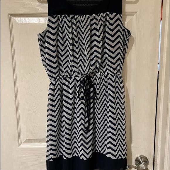 Enfocus Petite Chevron pattern sleeveless dress size 8P - Picture 2 of 5